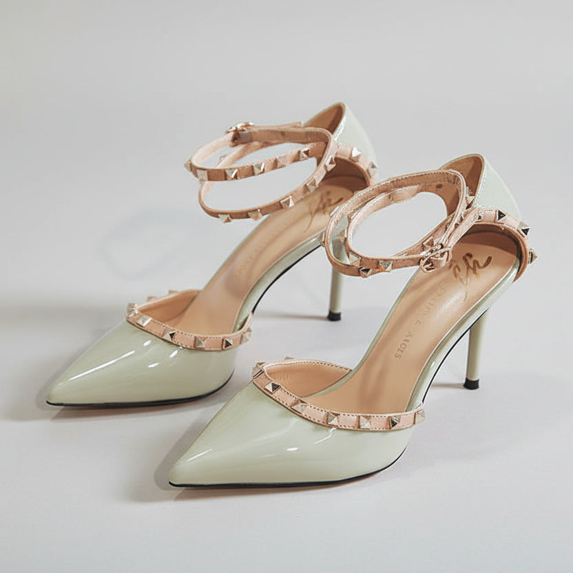 Elegantes tacones altos con remaches de Isabella Sol