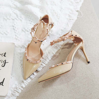 Elegantes tacones altos con remaches de Isabella Sol