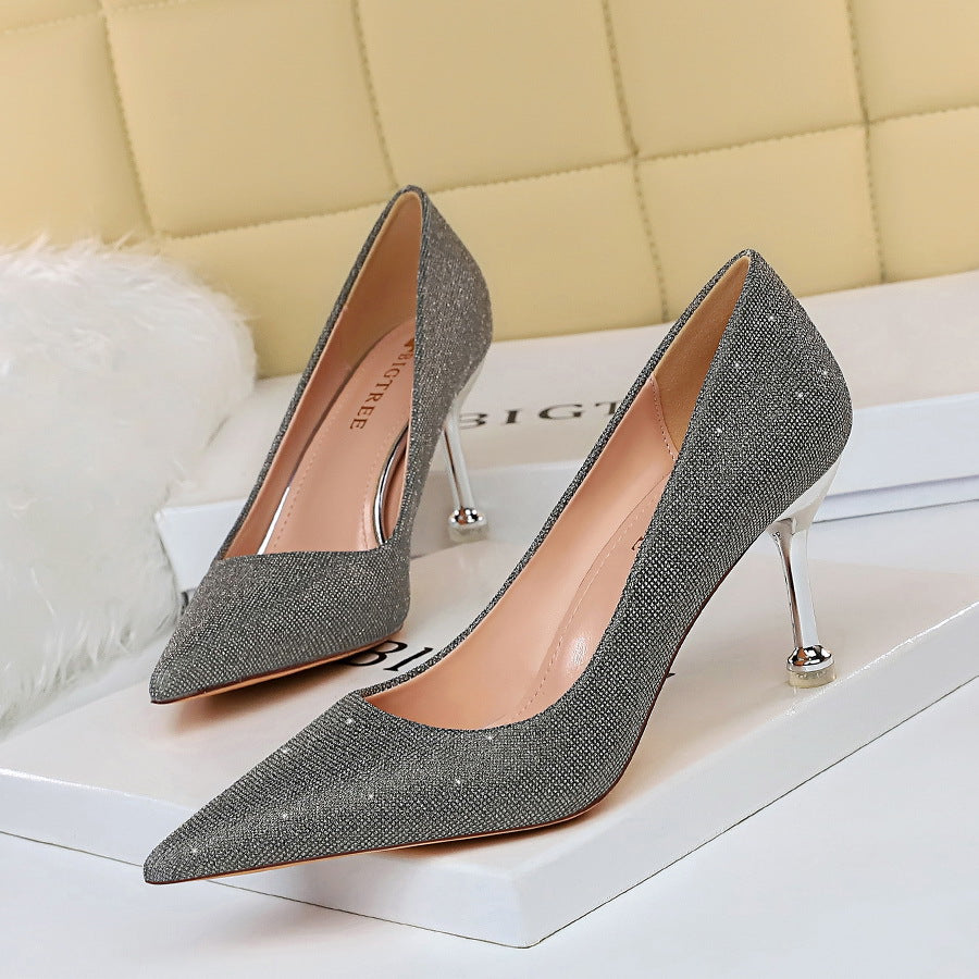 Zapatos de tacón de punta brillante de Isabella Sol