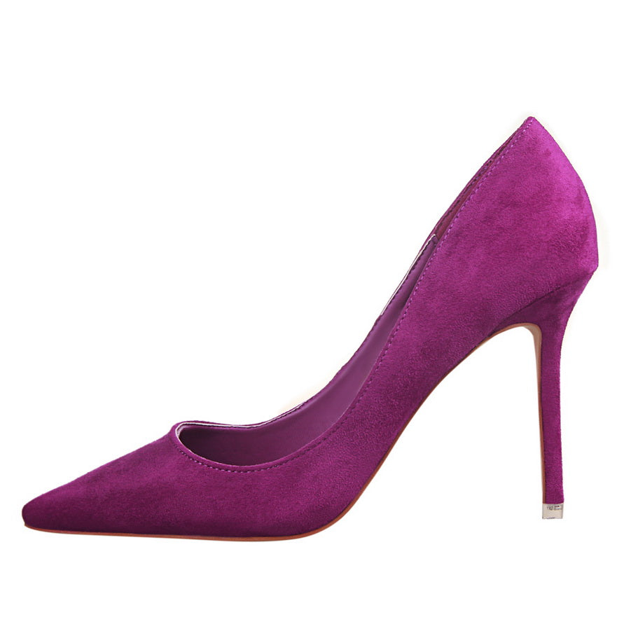Elegantes zapatos de tacón de punta de ante de Isabella Sol.