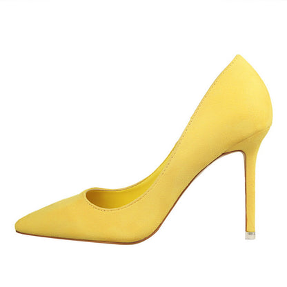 Elegantes zapatos de tacón de punta de ante de Isabella Sol.