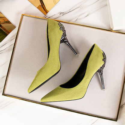 Elegantes zapatos de tacón alto de ante de Isabella Sol.