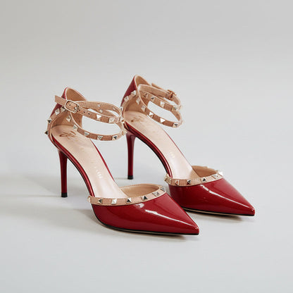 Elegantes tacones altos con remaches de Isabella Sol