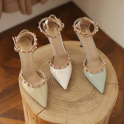 Elegantes tacones altos con remaches de Isabella Sol