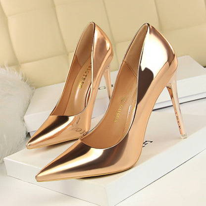 Elegantes tacones de aguja negros de Isabella Sol