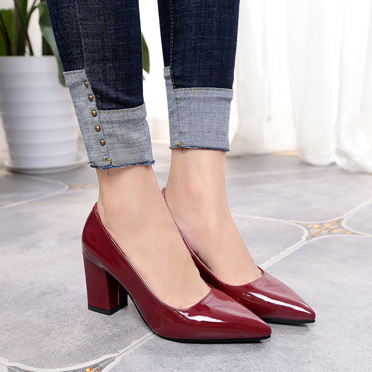 Elegantes zapatos de tacón de punta de Isabella Sol.
