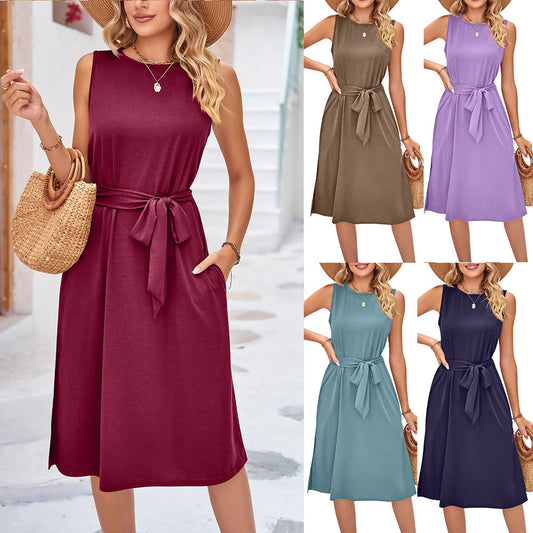 Elegante vestido midi sin mangas con cinturón de Isabella Sol.