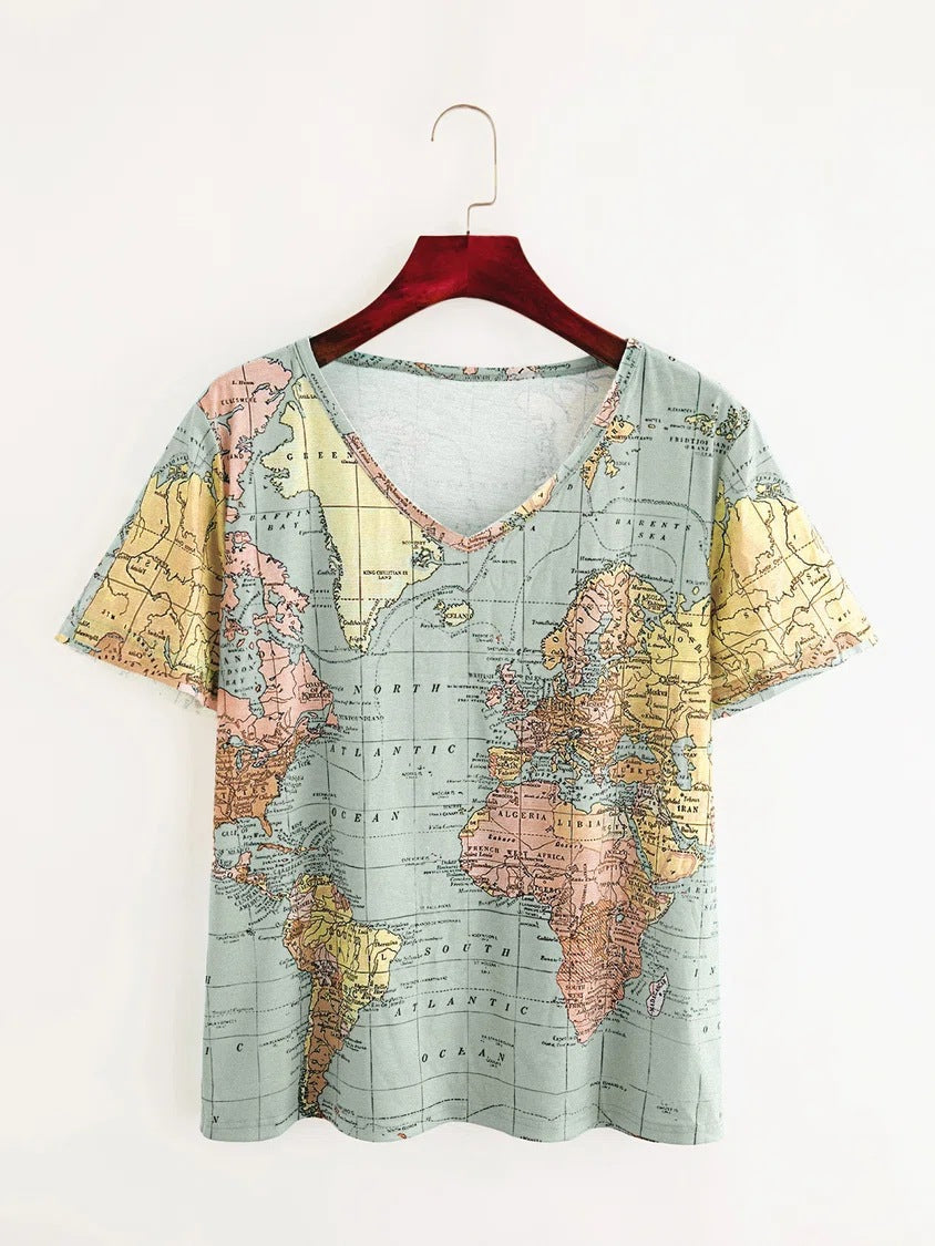 Top de cuello en V con estampado de mapa de Isabella Sol para uso diario.