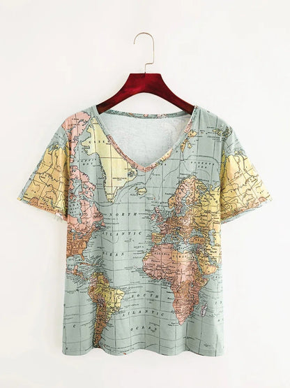 Top de cuello en V con estampado de mapa de Isabella Sol para uso diario.