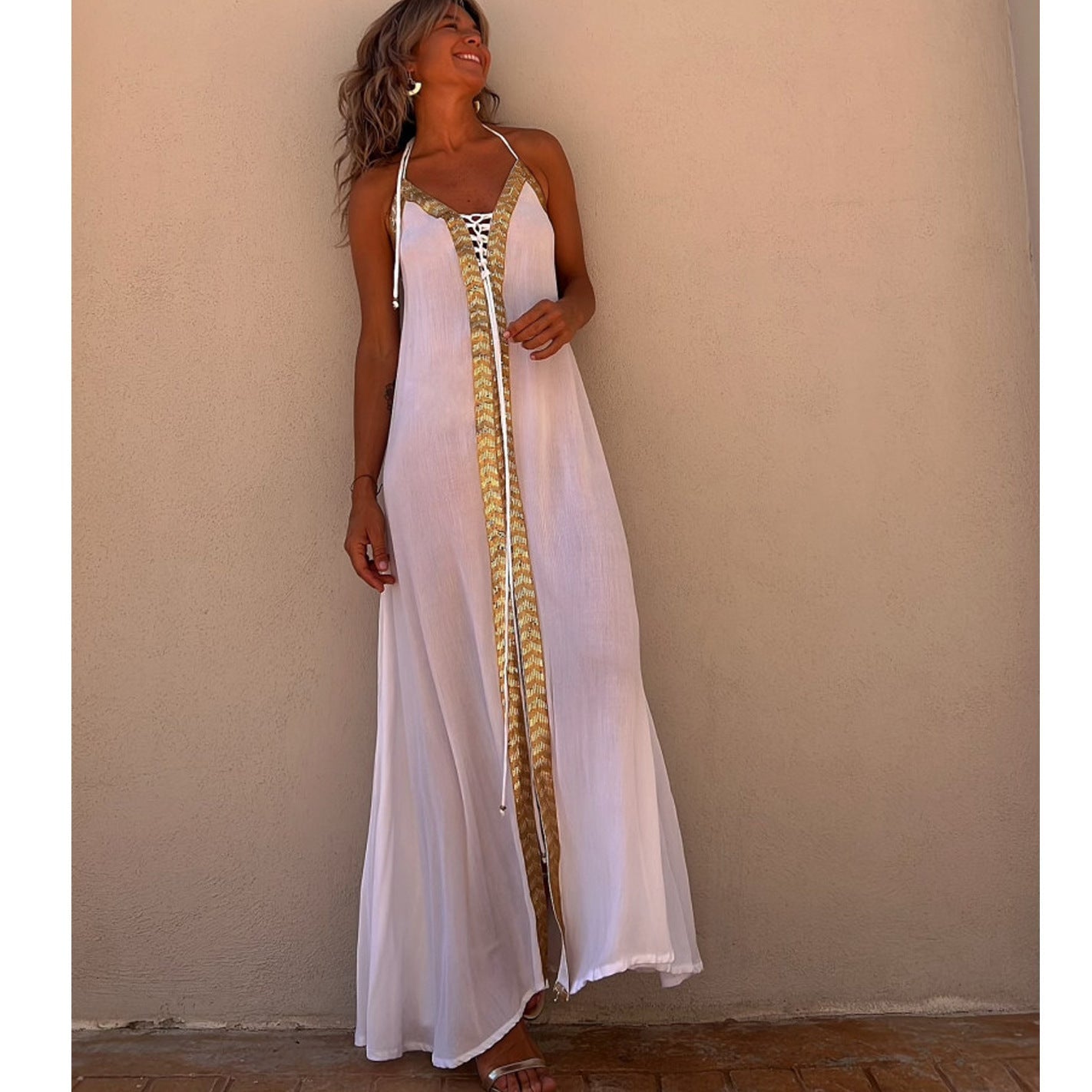 Elegante vestido halter con cordones de Isabella Sol