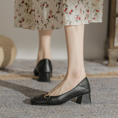 Elegantes zapatos de tacón de punta cuadrada de Isabella Sol.