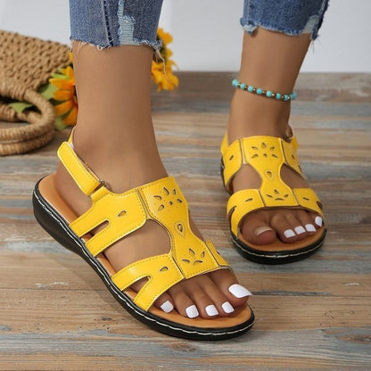 Elegantes sandalias de plataforma con cierre de velcro de Isabella Sol.