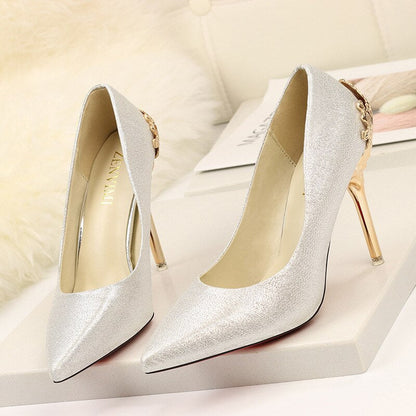 Elegantes zapatos de tacón alto de ante de Isabella Sol.