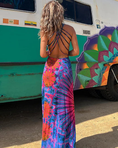 Vestido largo sin espalda con estampado geométrico vibrante de Isabella Sol
