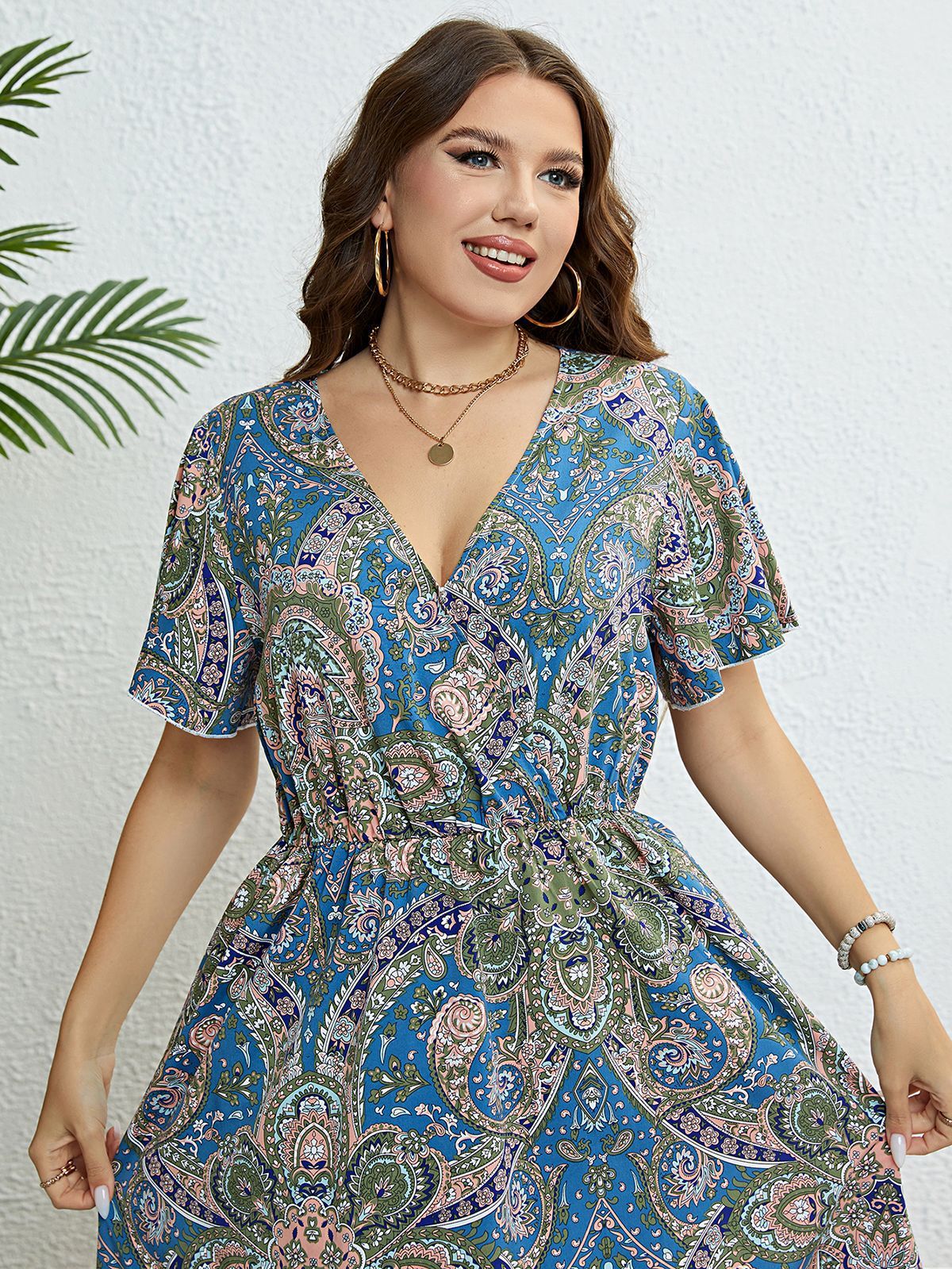 Vestido de verano con escote en V y estampado retro de Isabella Sol