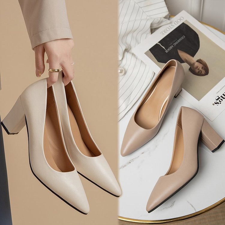 Elegantes zapatos de tacón alto puntiagudos de Isabella Sol.