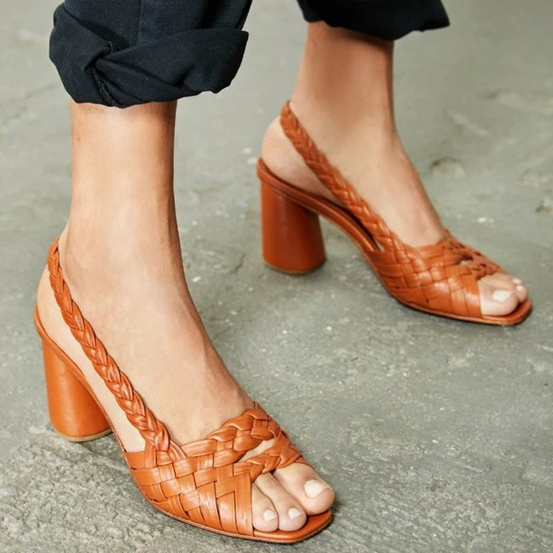 Elegantes sandalias de tacón tejidas de Isabella Sol