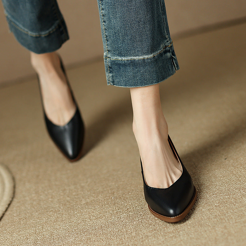 Elegantes zapatos de tacón bajo de piel de oveja de Isabella Sol.