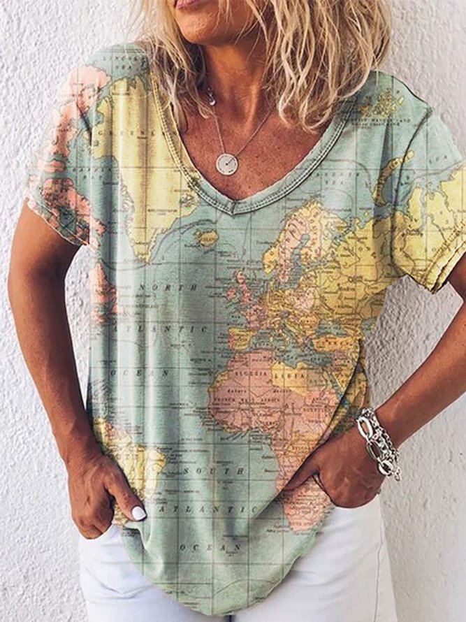 Top de cuello en V con estampado de mapa de Isabella Sol para uso diario.