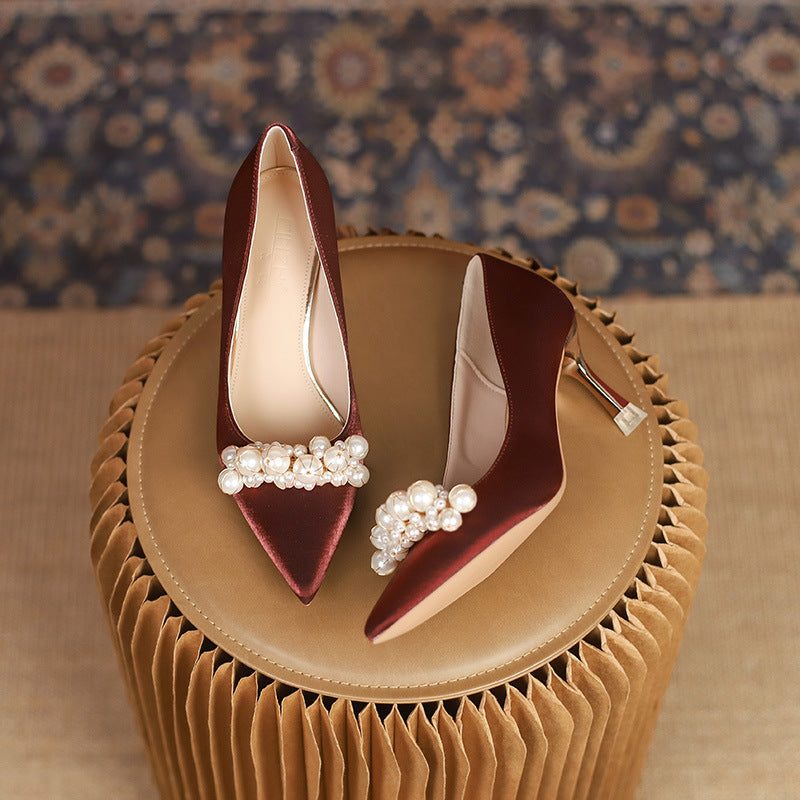 Elegantes zapatos de tacón de boda con pedrería de Isabella Sol