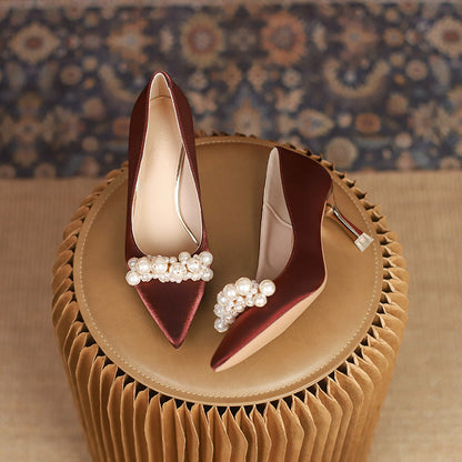 Elegantes zapatos de tacón de boda con pedrería de Isabella Sol