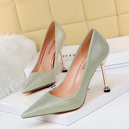 Zapatos de tacón de punta brillante de Isabella Sol