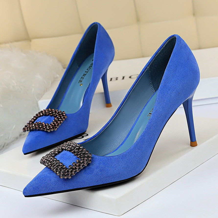 Elegantes tacones de aguja con pedrería de Isabella Sol