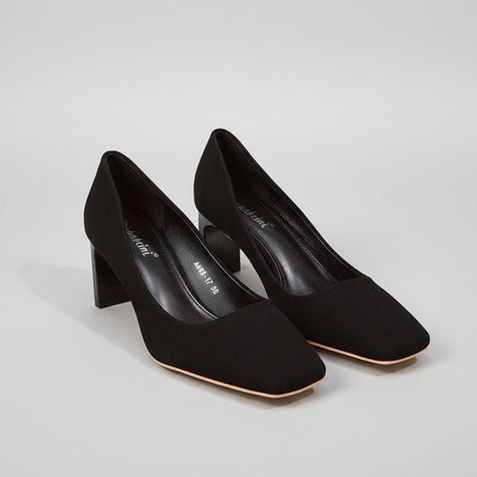 Elegantes tacones de ante con punta cuadrada de Isabella Sol