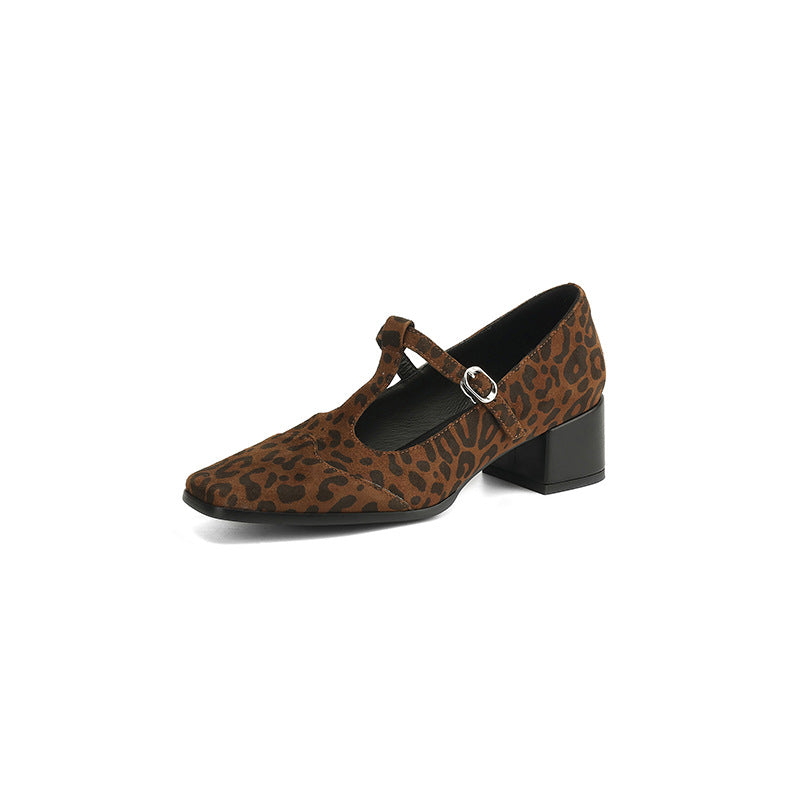 Zapatos de tacón grueso con estampado de leopardo estilo vintage de Isabella Sol.
