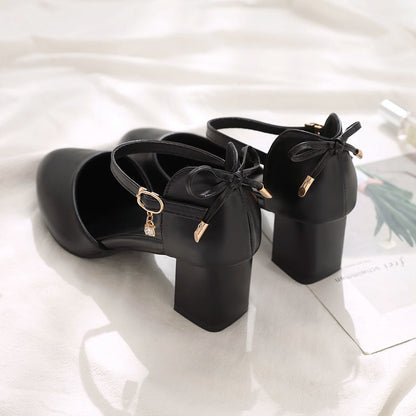 Elegantes zapatos de tacón grueso de Isabella Sol.