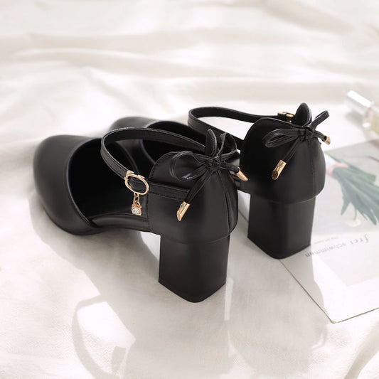 Elegantes zapatos de tacón grueso de Isabella Sol.