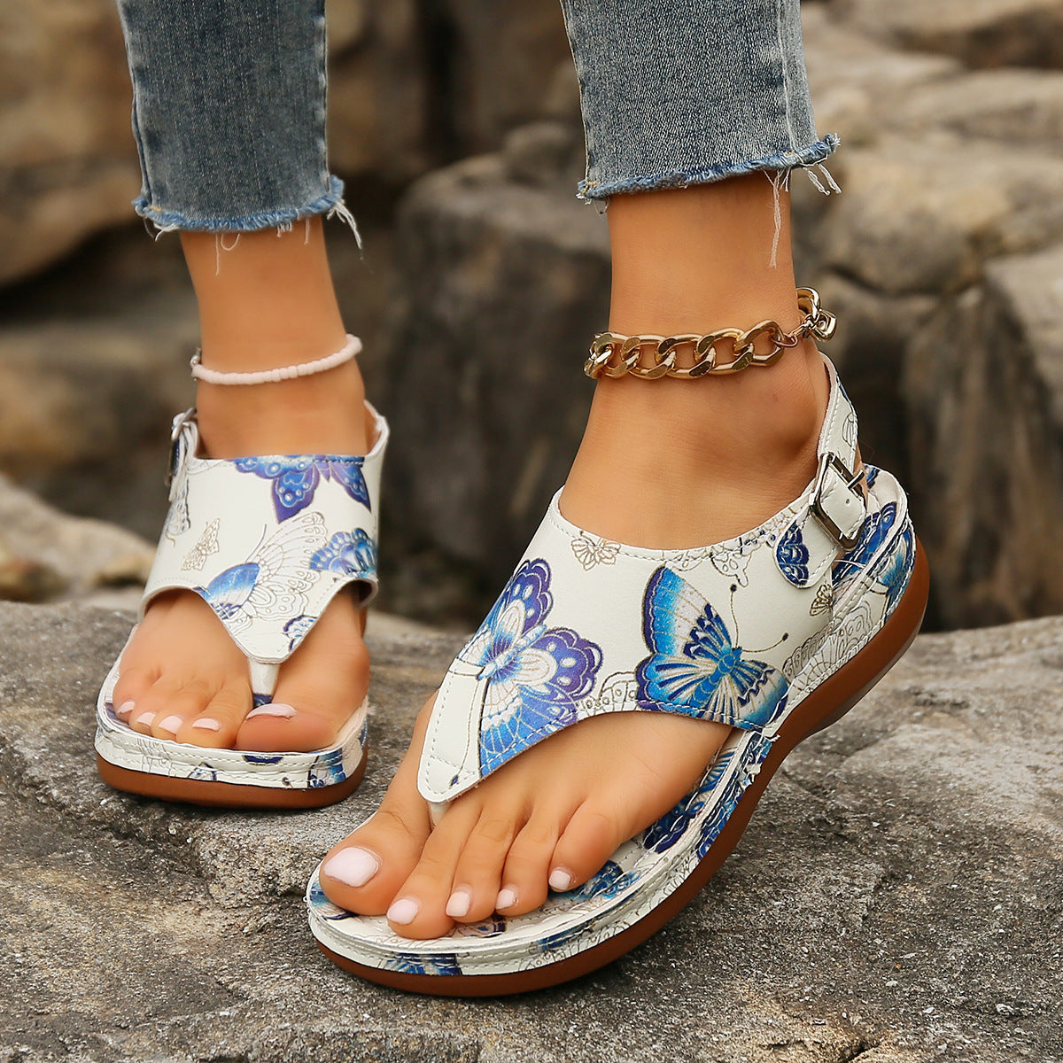 Sandalias de cuña con estampado floral de Isabella Sol.