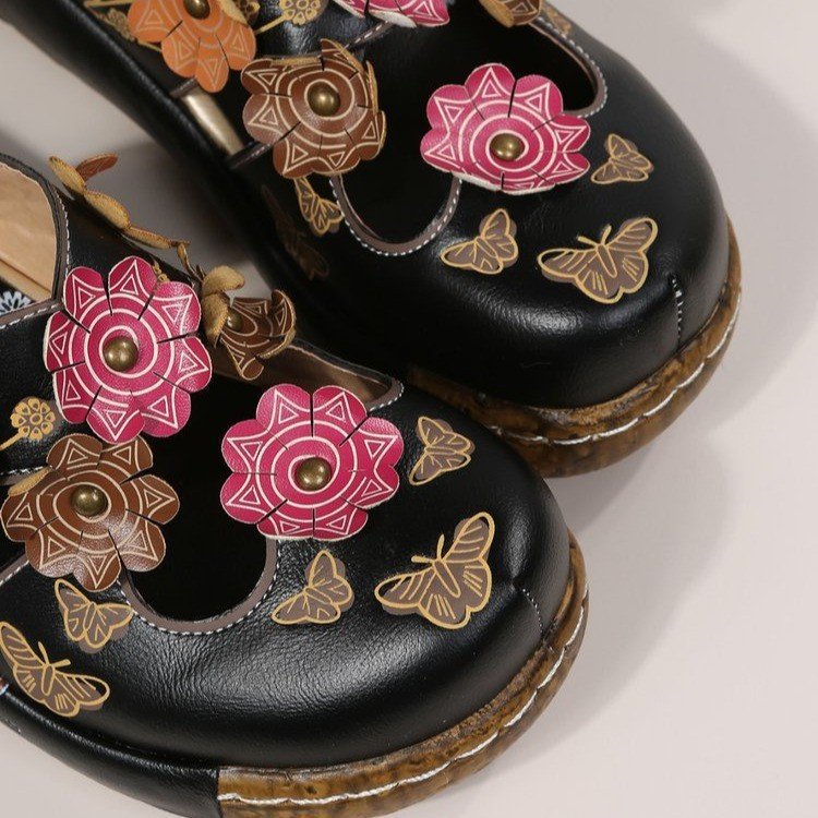 Sandalias de punta redonda con estampado floral bohemio de Isabella Sol
