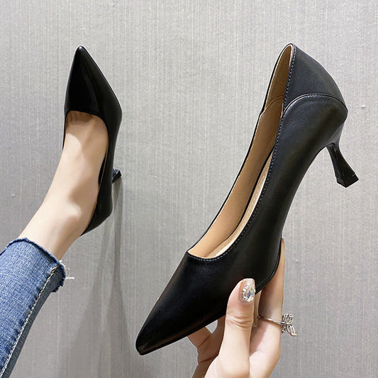 Elegantes zapatos de tacón de punta de Isabella Sol.