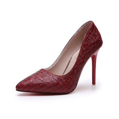 Elegantes zapatos de tacón de aguja puntiagudos de Isabella Sol.