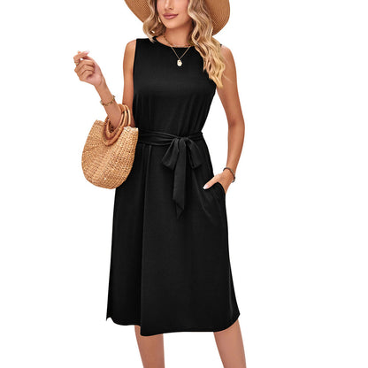 Elegante vestido midi sin mangas con cinturón de Isabella Sol.
