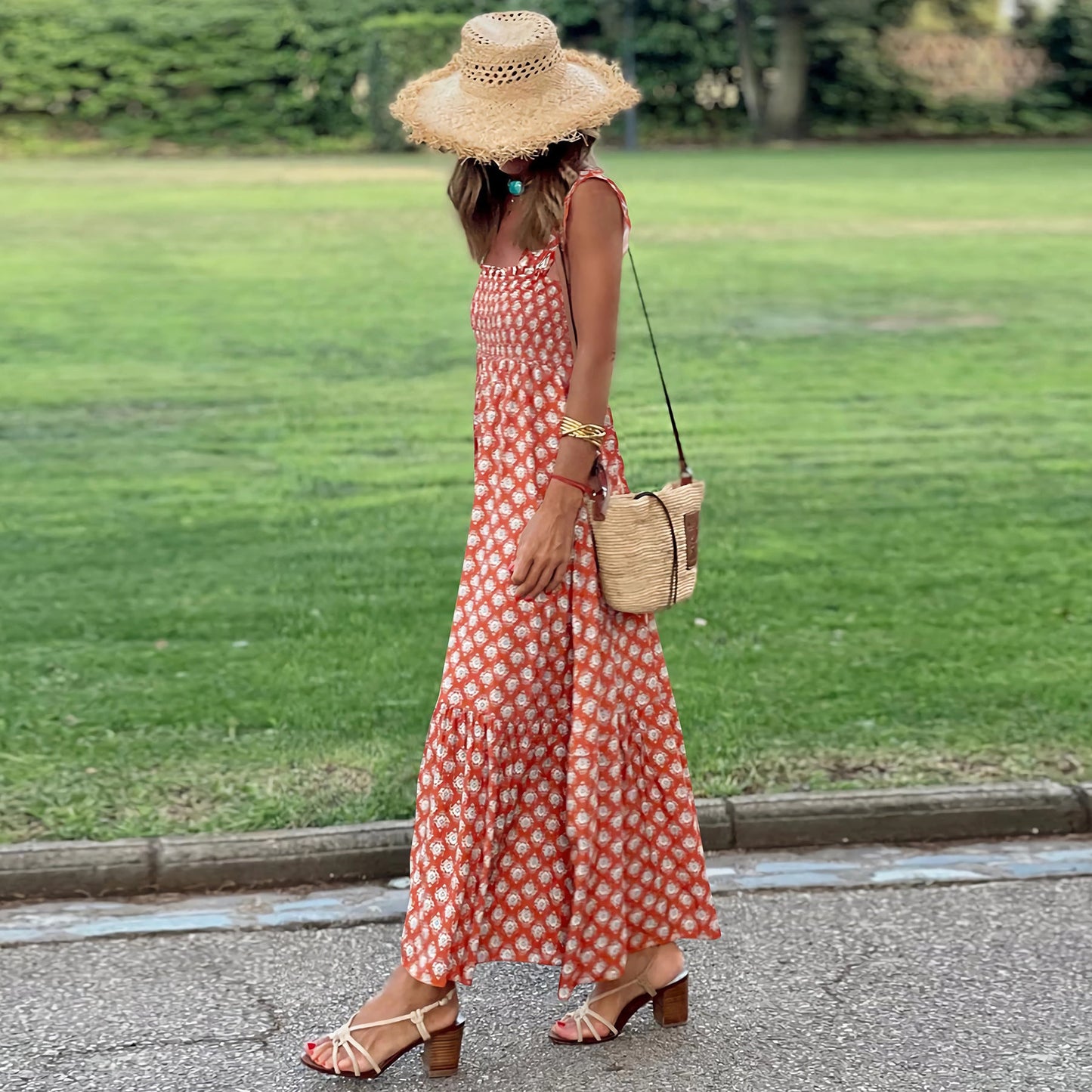 Elegante vestido de tirantes con estampado floral de Isabella Sol.
