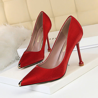 Elegantes tacones de satén metalizado de Isabella Sol.