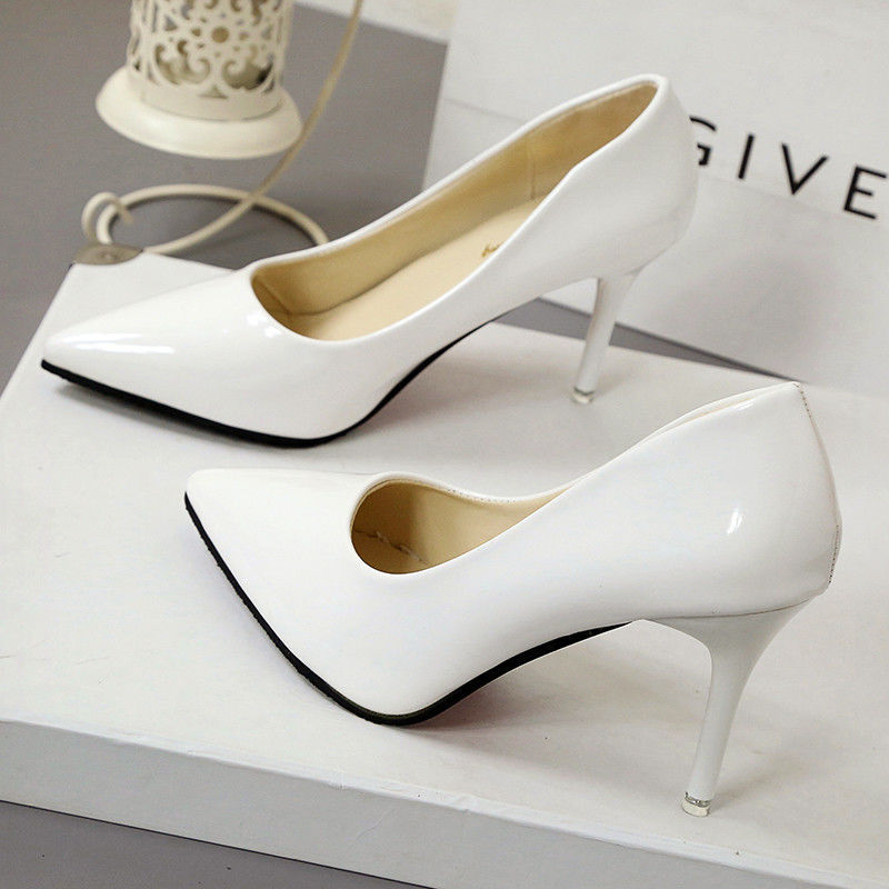 Elegantes tacones de aguja puntiagudos de Isabella Sol
