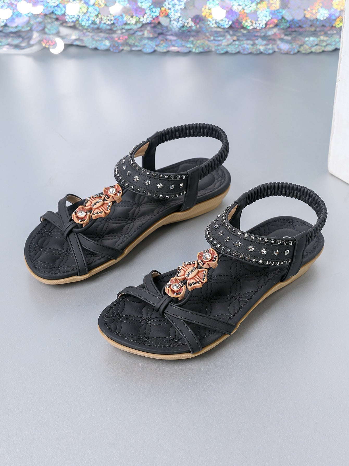 Elegantes sandalias planas con diamantes de Isabella Sol