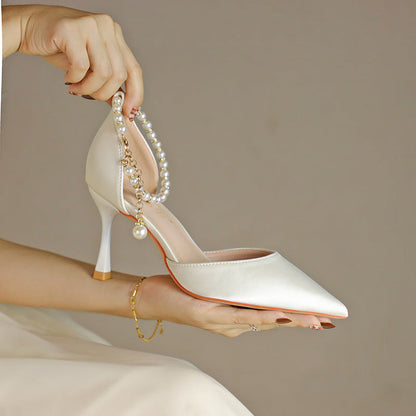 Elegantes tacones de aguja con borlas de satén de Isabella Sol