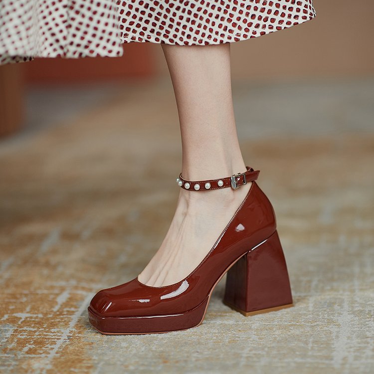 Zapatos de tacón ancho elegantes de Isabella Sol