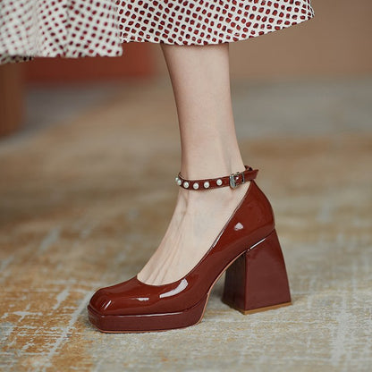 Zapatos de tacón ancho elegantes de Isabella Sol