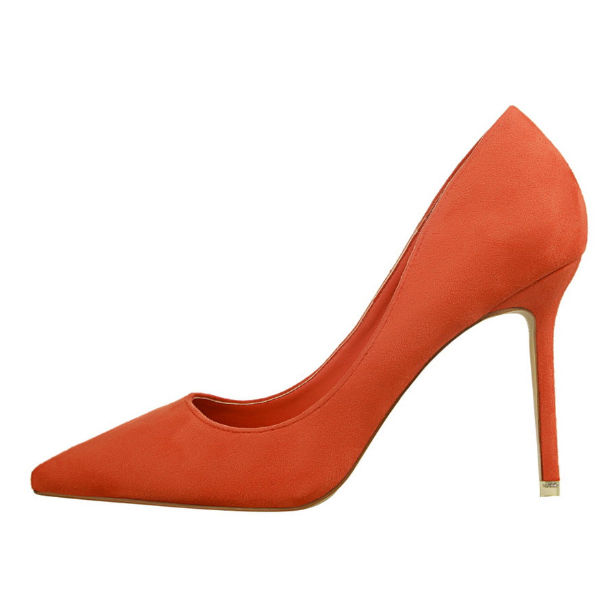 Elegantes zapatos de tacón de punta de ante de Isabella Sol.