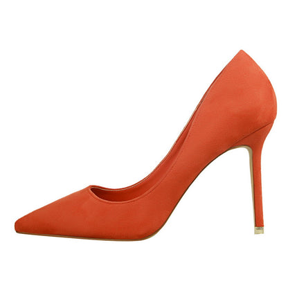 Elegantes zapatos de tacón de punta de ante de Isabella Sol.