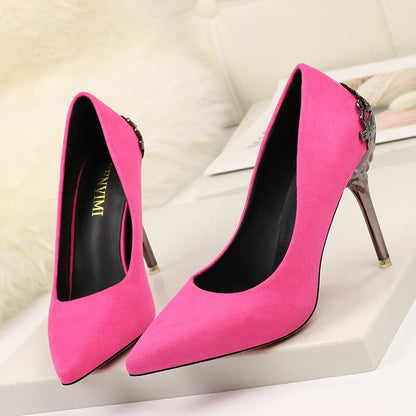 Elegantes zapatos de tacón alto de ante de Isabella Sol.