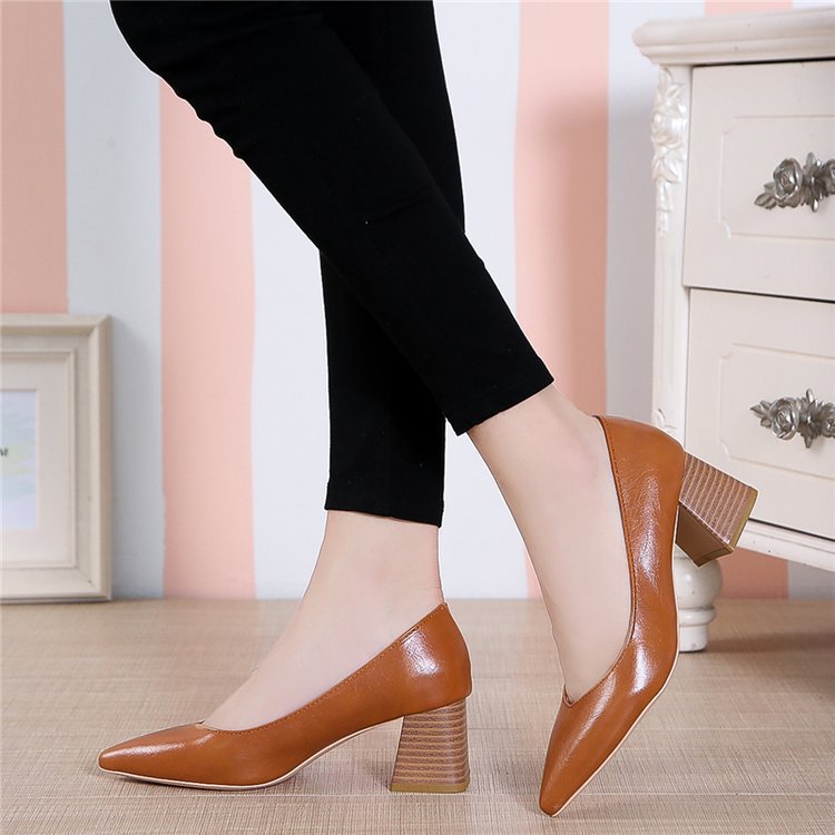 Elegantes zapatos de tacón de punta de Isabella Sol.