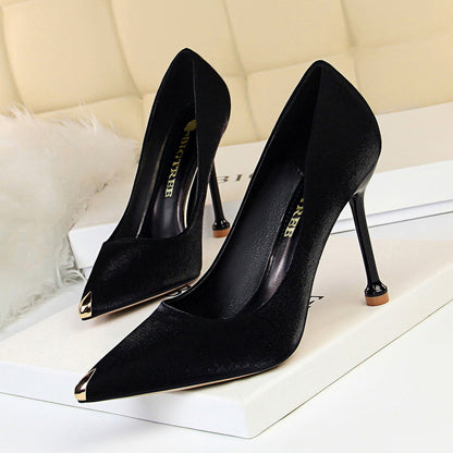 Elegantes tacones de satén metalizado de Isabella Sol.