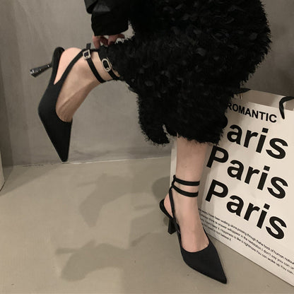 Elegantes zapatos de tacón de punta de Isabella Sol.