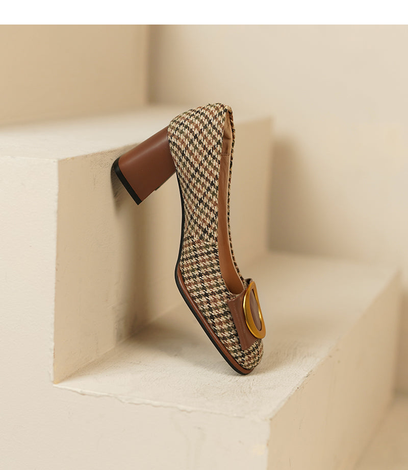 Elegantes tacones metálicos con lazo de Isabella Sol